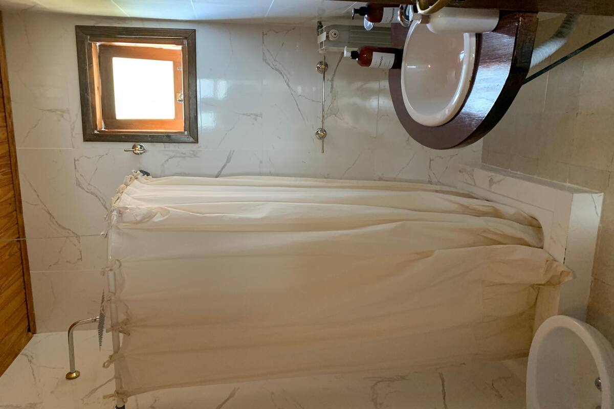 shower, free toiletries, towels