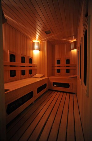 A sauna with wooden benches and walls, featuring built-in benches and a bench with a towel. - Ontur Butik Otel Ankara - Boutique Class (Ankara)