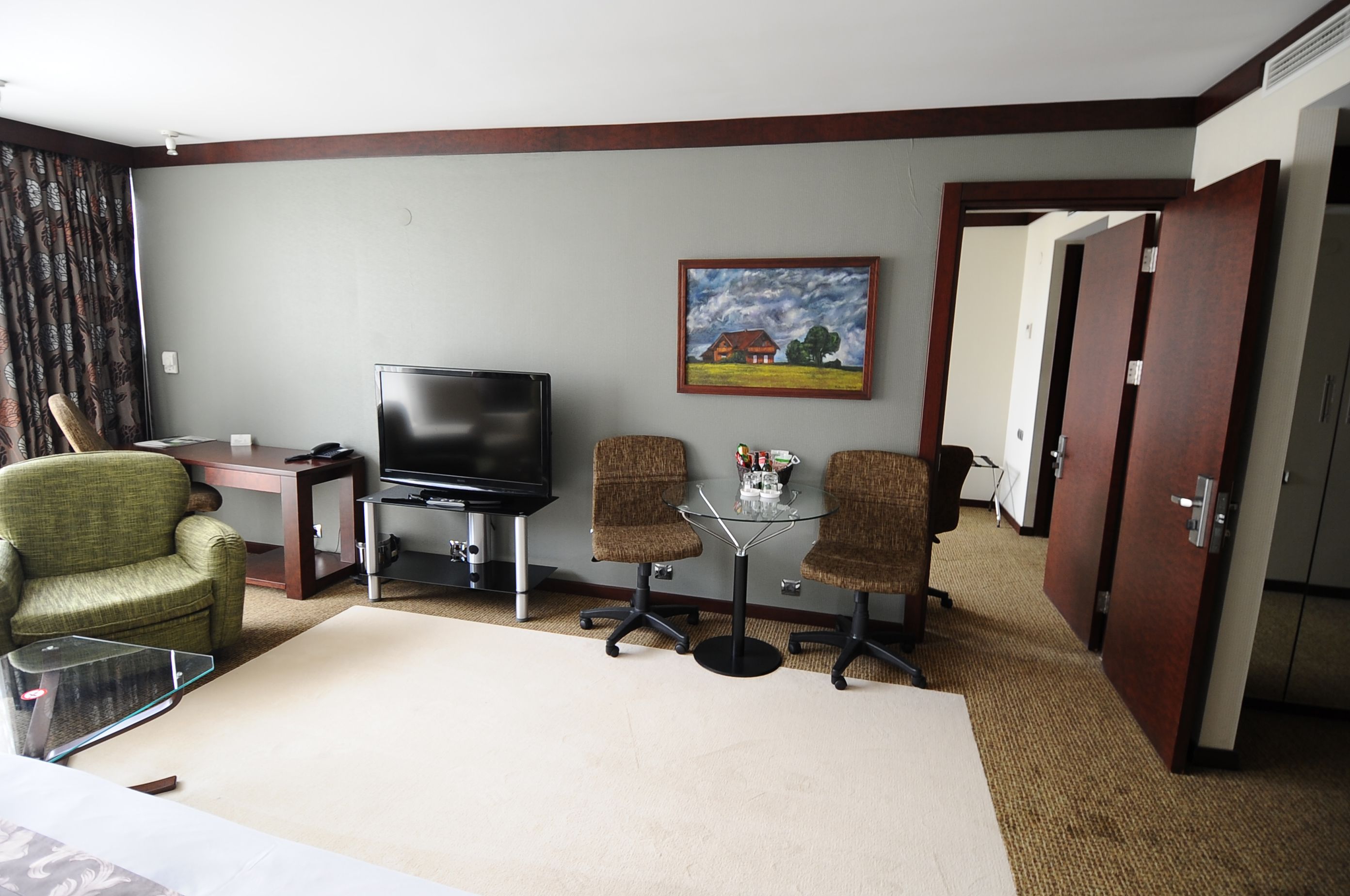 104-cm led tv with cable channels, tv