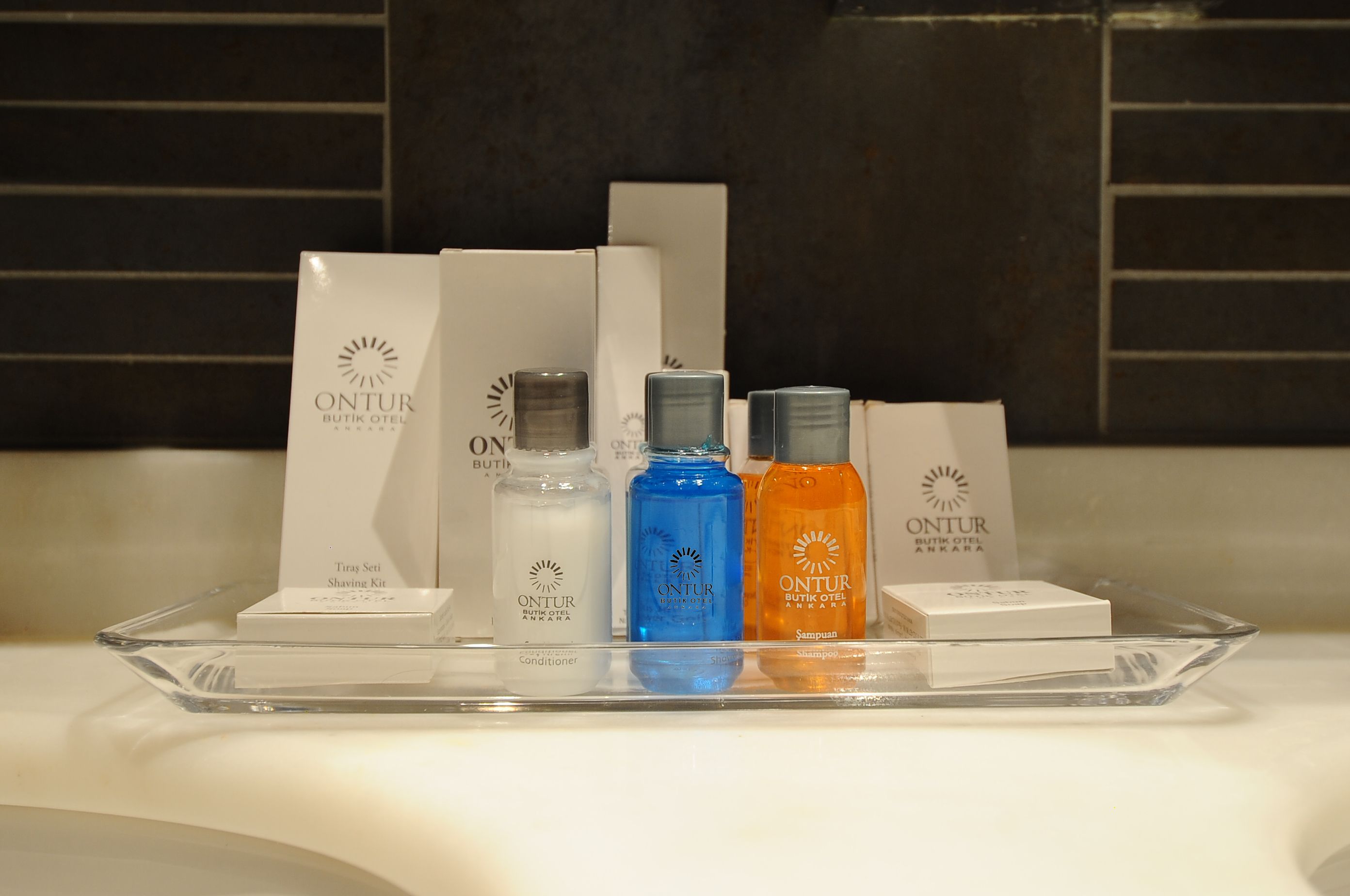 bathtub, jetted bath, hydromassage showerhead, free toiletries