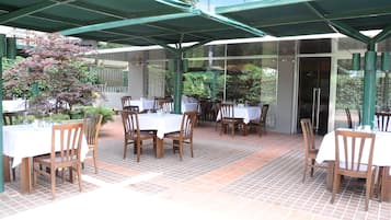 Açık havada yemek servisi