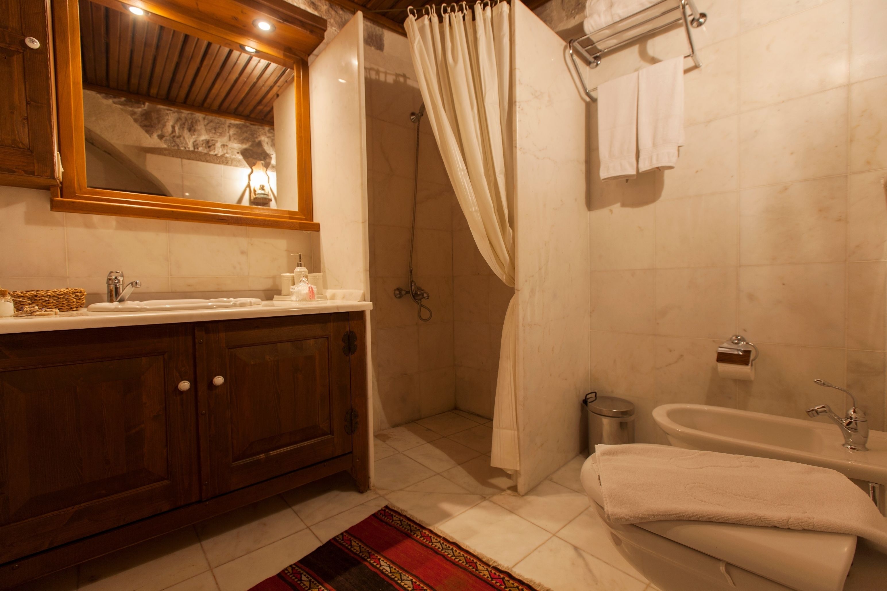 double room | bathroom | free toiletries, hair dryer, slippers, towels