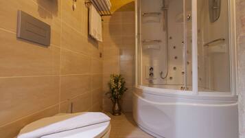 Suite | Bathroom | Free toiletries, hair dryer, slippers, towels