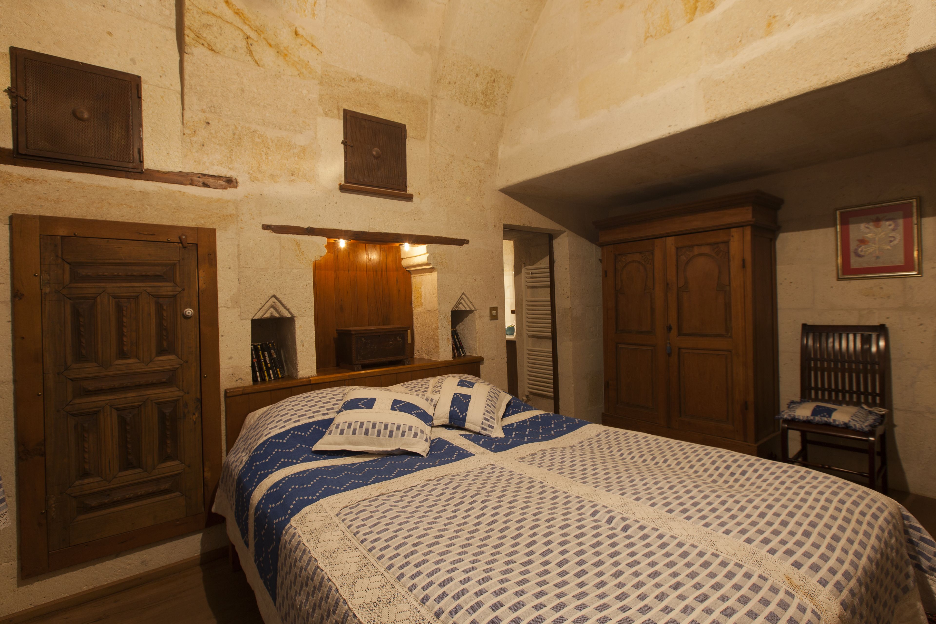 single room | premium bedding, in-room safe, desk, iron/ironing board