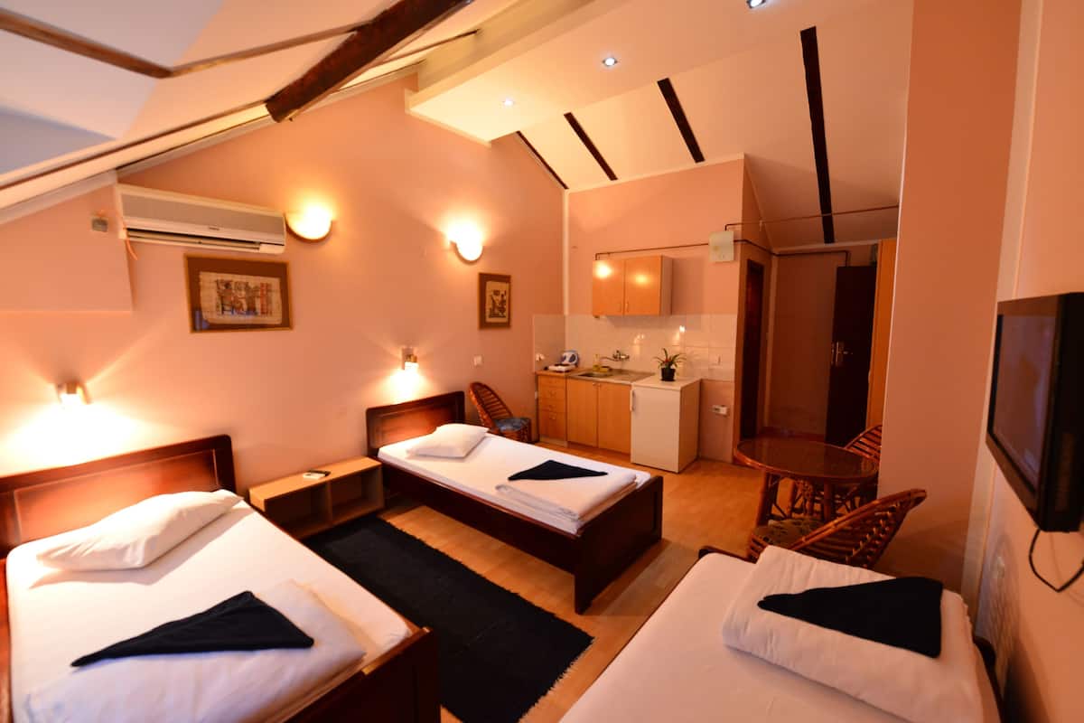 1 bedroom, Egyptian cotton sheets, desk, blackout drapes