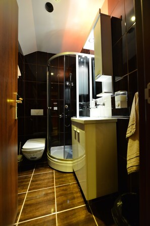 Duş, ücretsiz banyo/kozmetik ürünleri, saç kurutma makinesi, havlu 