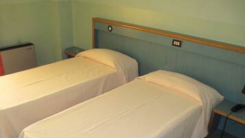 Dreibettzimmer | Zimmersafe, Schreibtisch, Verdunkelungsvorhänge, kostenloses WLAN