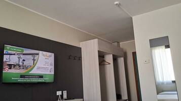 Zimmersafe, Schreibtisch, VerdunkelungsvorhÀnge, kostenloses WLAN