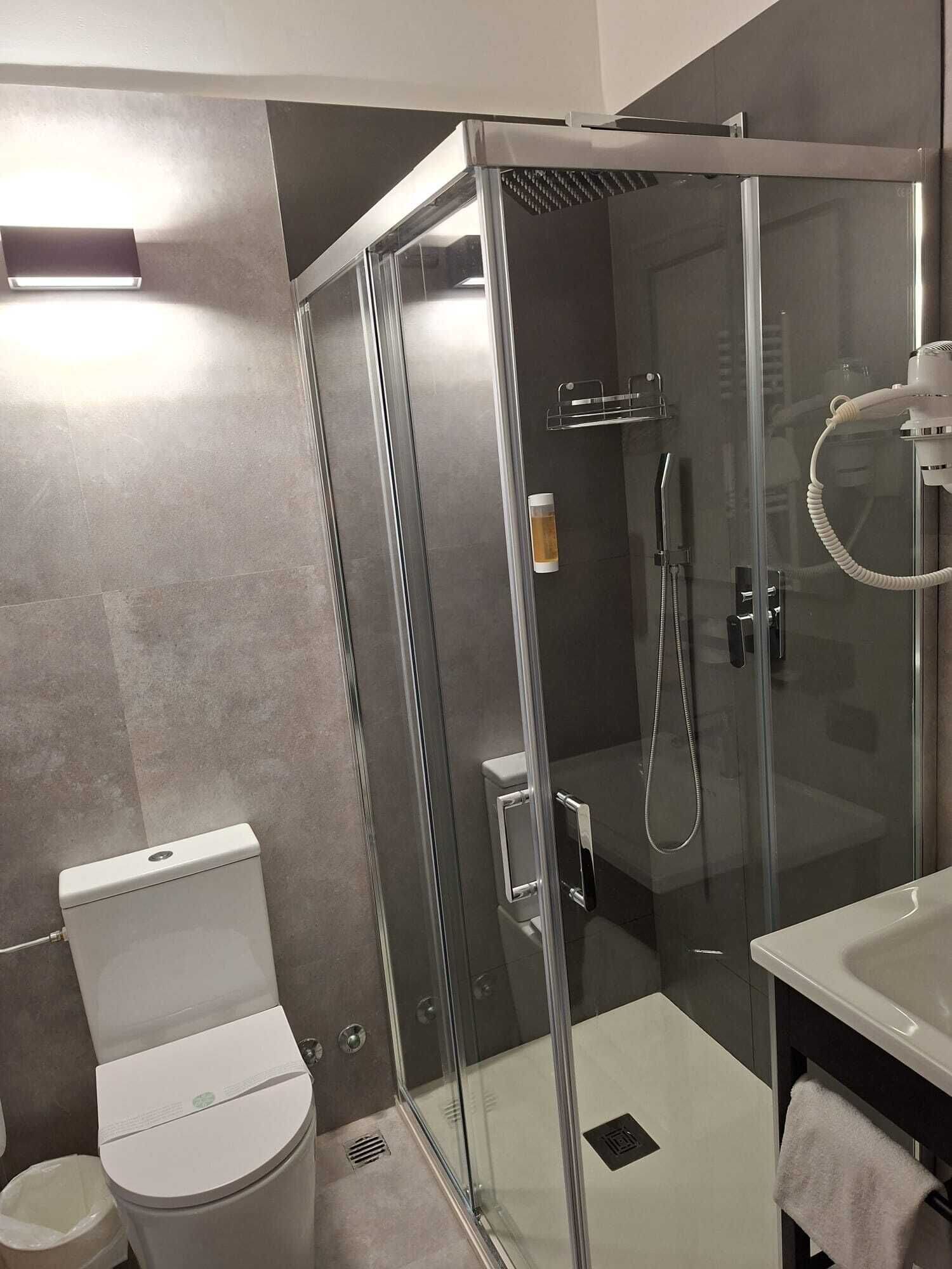Una cassaforte in camera, una scrivania, tende oscuranti, Wi-Fi gratuito