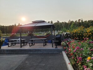BBQ/picnic area - Lake Country Inn (Lake Country)