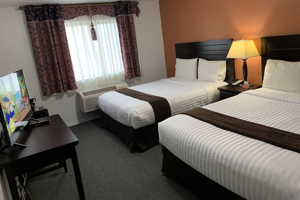 Zimmer, 2 Queen-Betten | Pillowtop-Betten, Schreibtisch, kostenloses WLAN, Bettwäsche