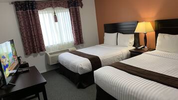 Chambre, 2 grands lits | Lit avec matelas à plateau-coussin, bureau, accès au Wi-Fi (inclus)