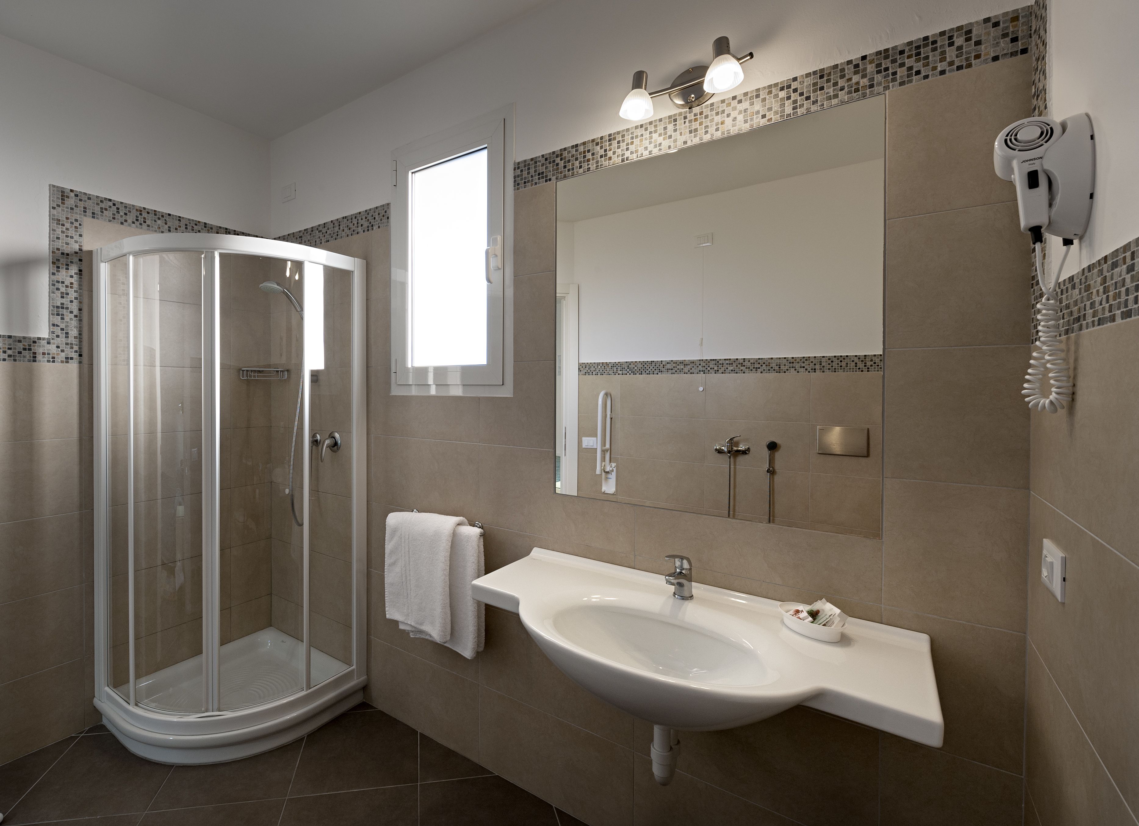 standard double room, terrace | bathroom | shower, hair dryer, bidet, towels