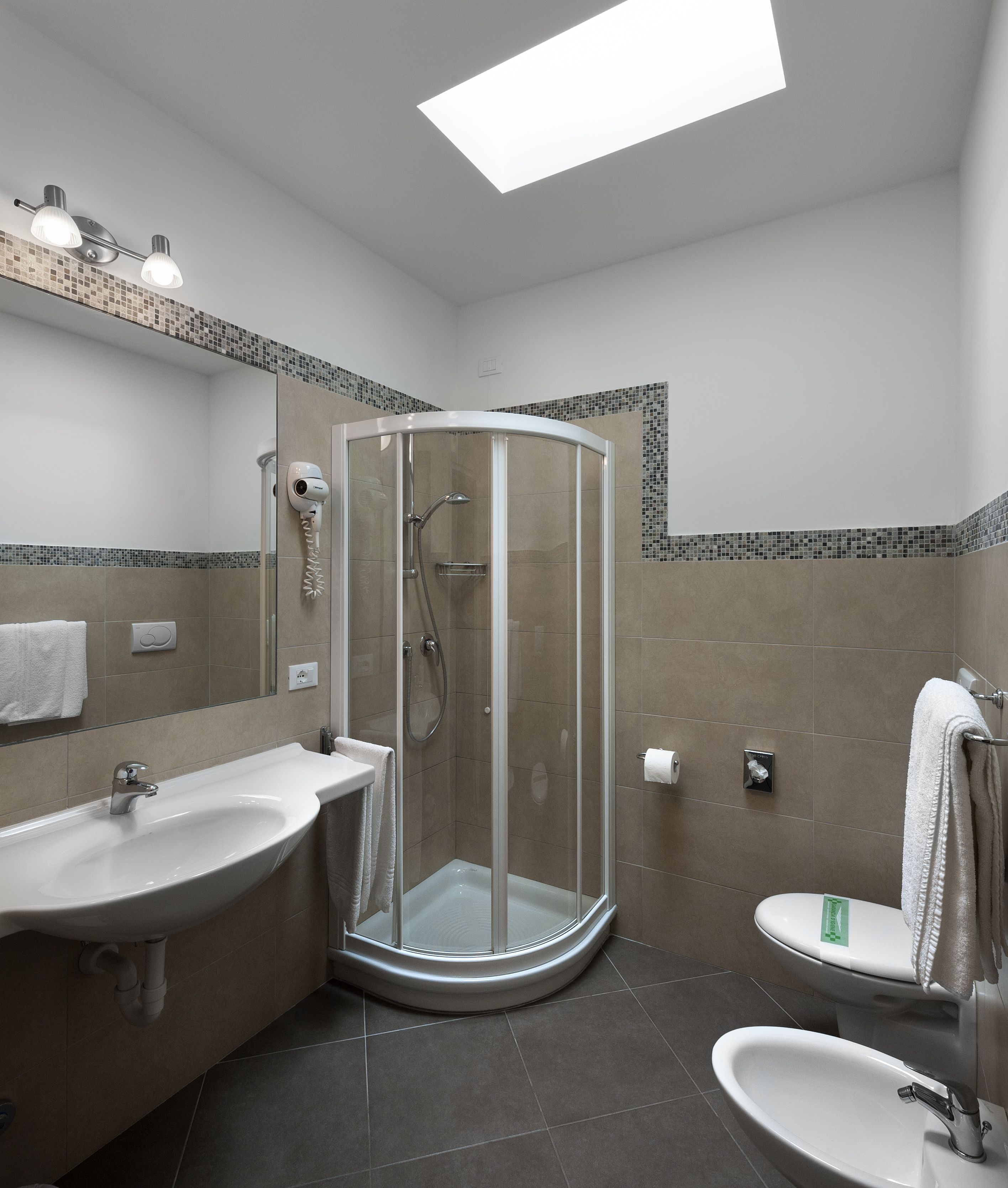 standard double room, terrace | bathroom | shower, hair dryer, bidet, towels