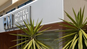 A modern hotel sign with the name "HOTEL MIAMI" and a logo. - Hotel Miami (Jesolo)