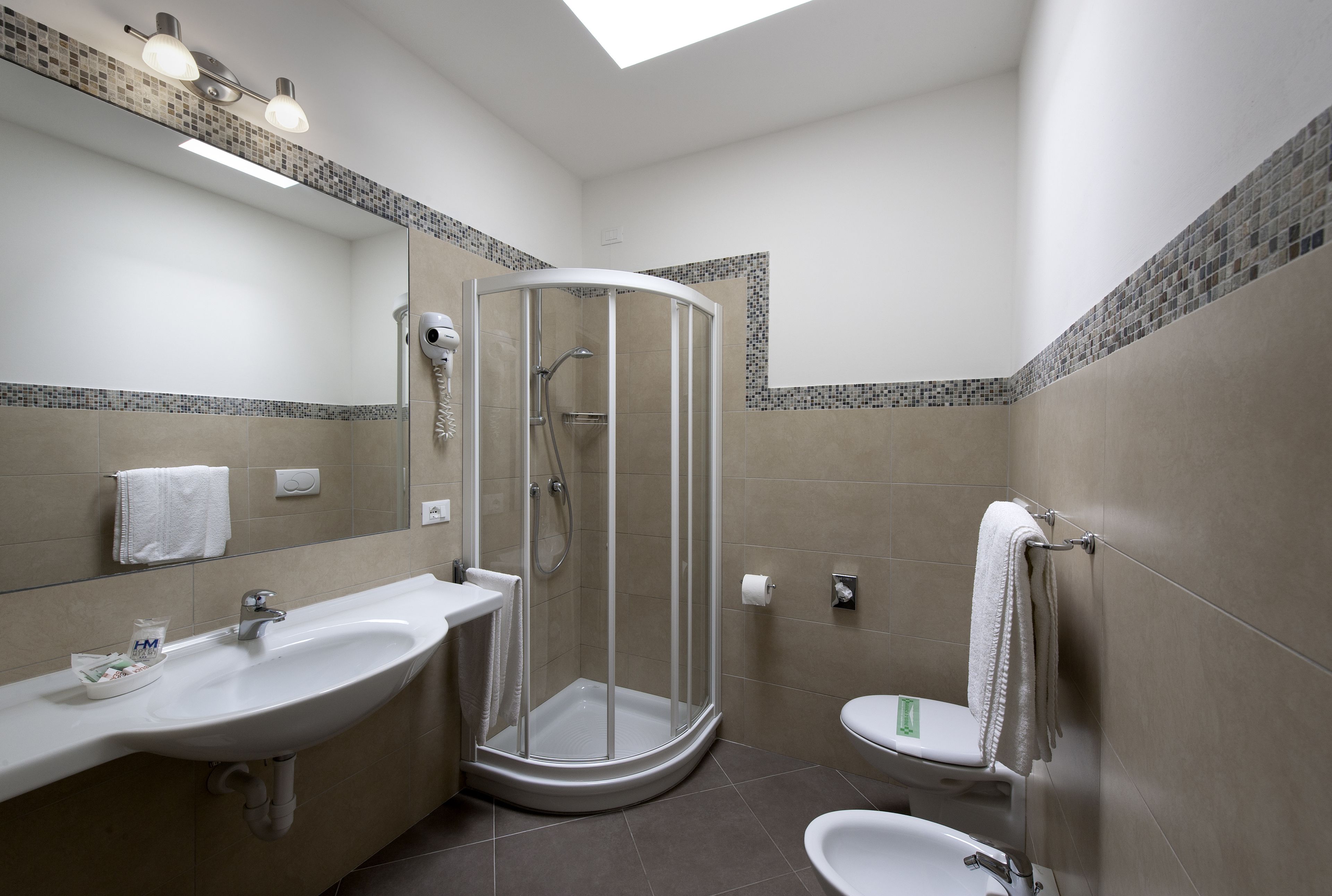 standard double room, terrace | bathroom | shower, hair dryer, bidet, towels