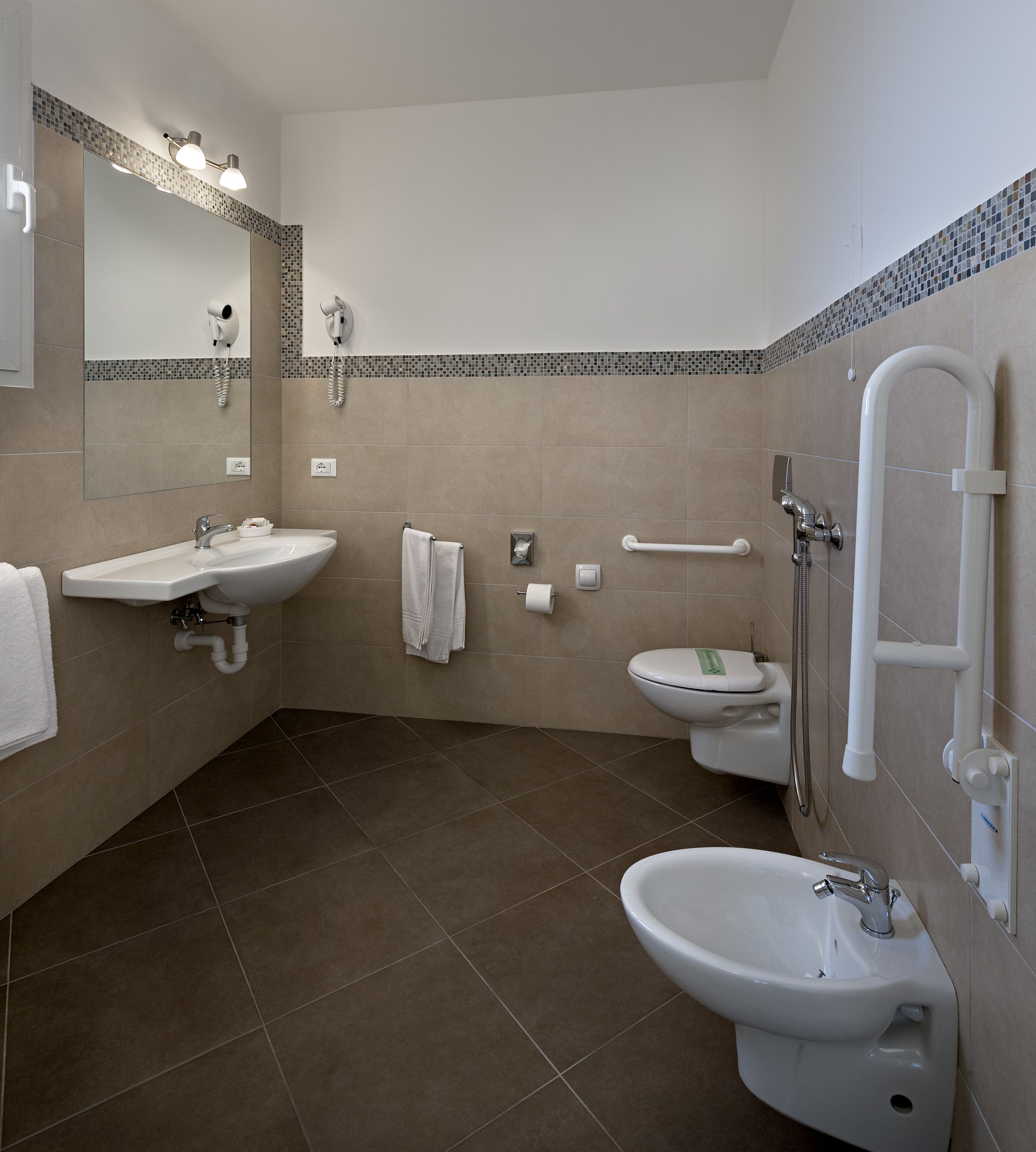 standard double room, terrace | bathroom | shower, hair dryer, bidet, towels