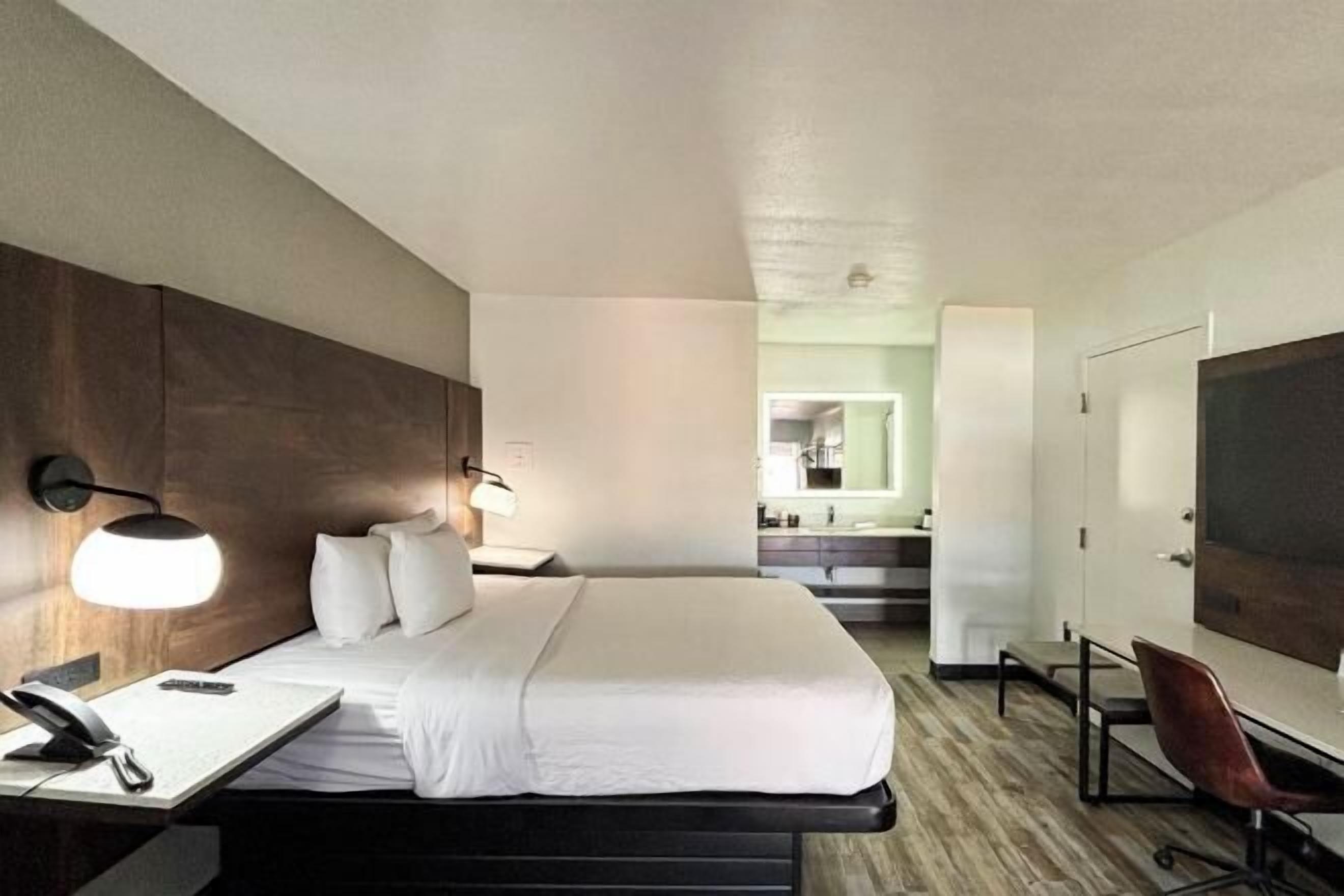 Cobrellits, matalassos amb encoixinament addicional i escriptori 