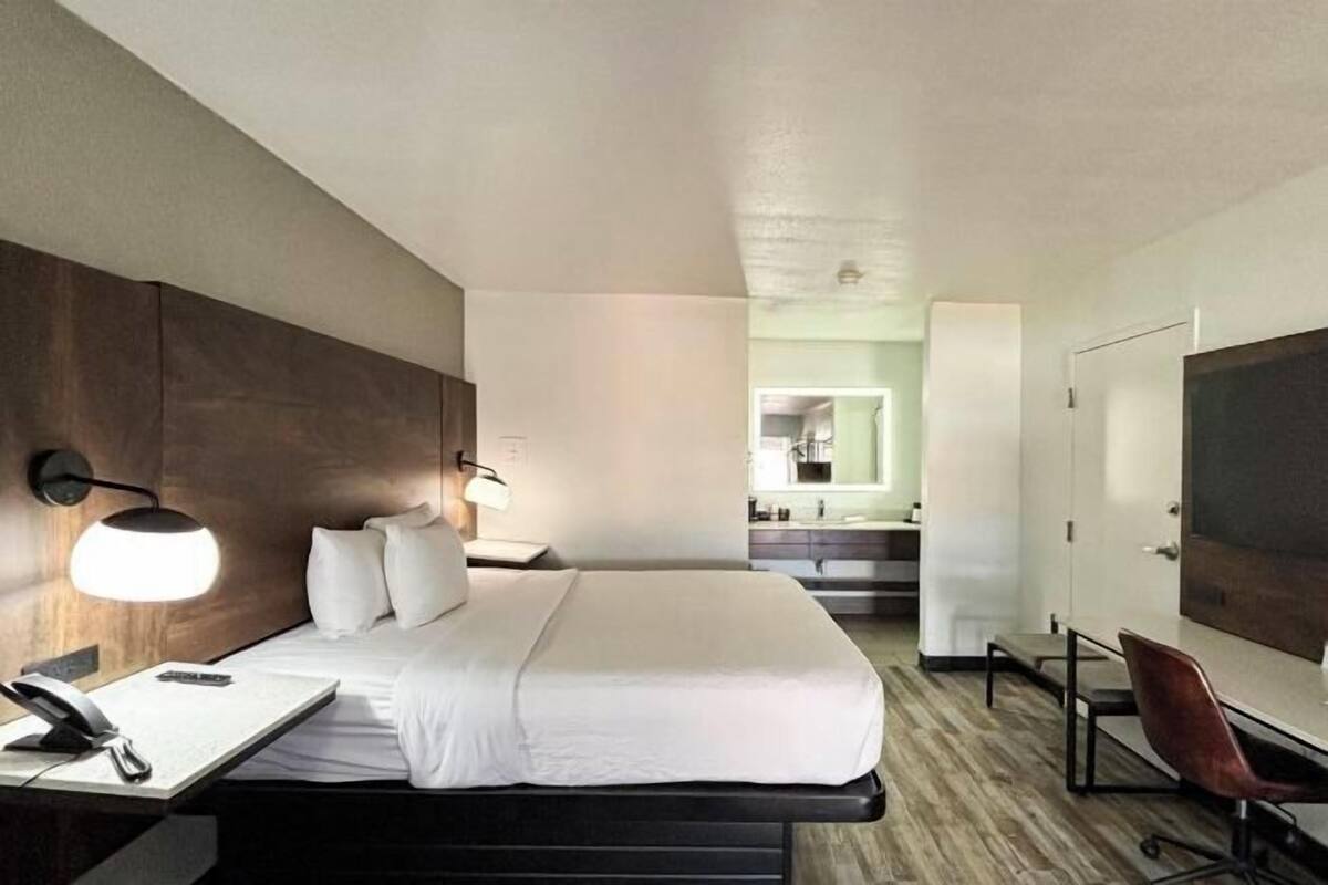 Cobrellits, matalassos amb encoixinament addicional i escriptori