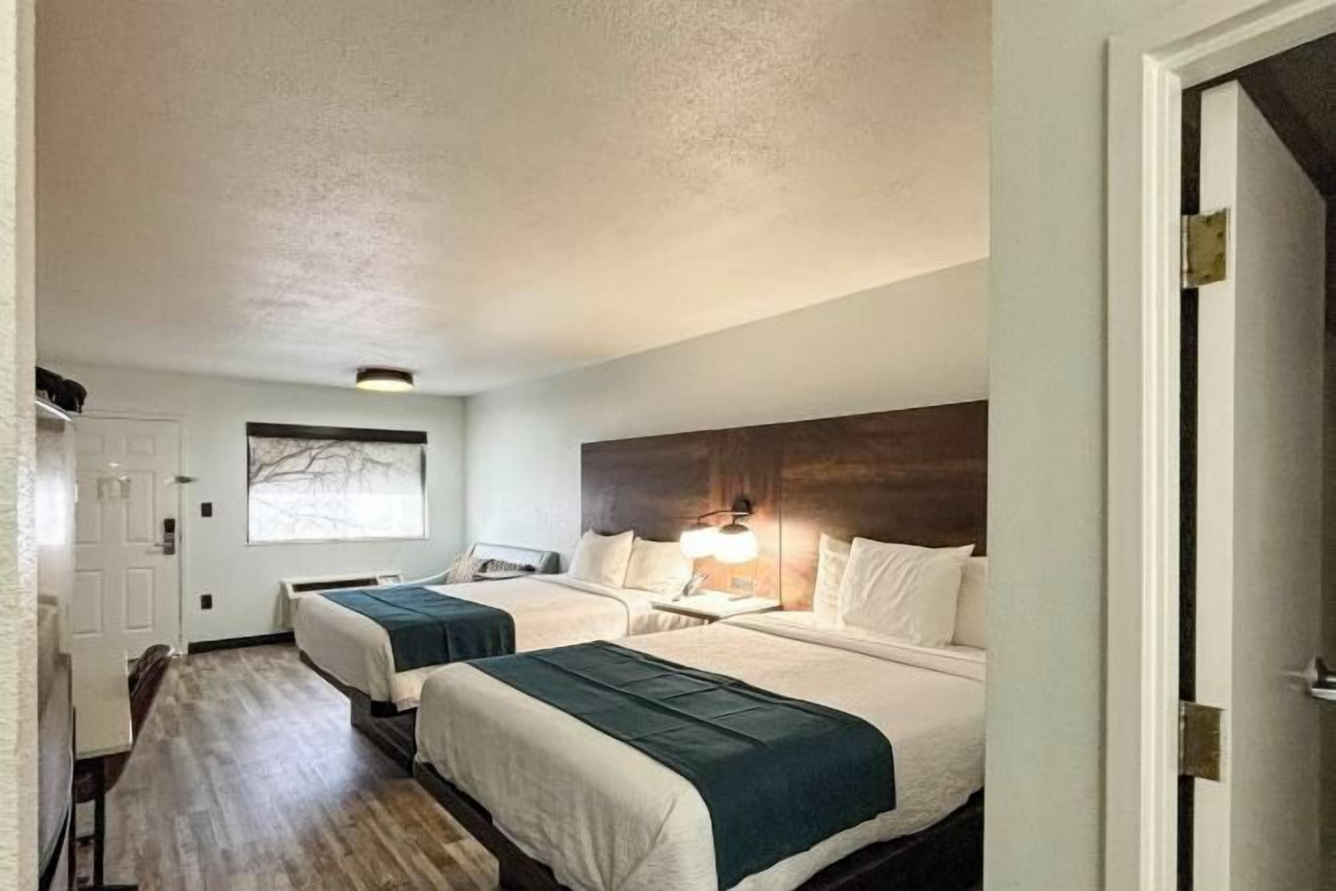 Cobrellits, matalassos amb encoixinament addicional i escriptori 