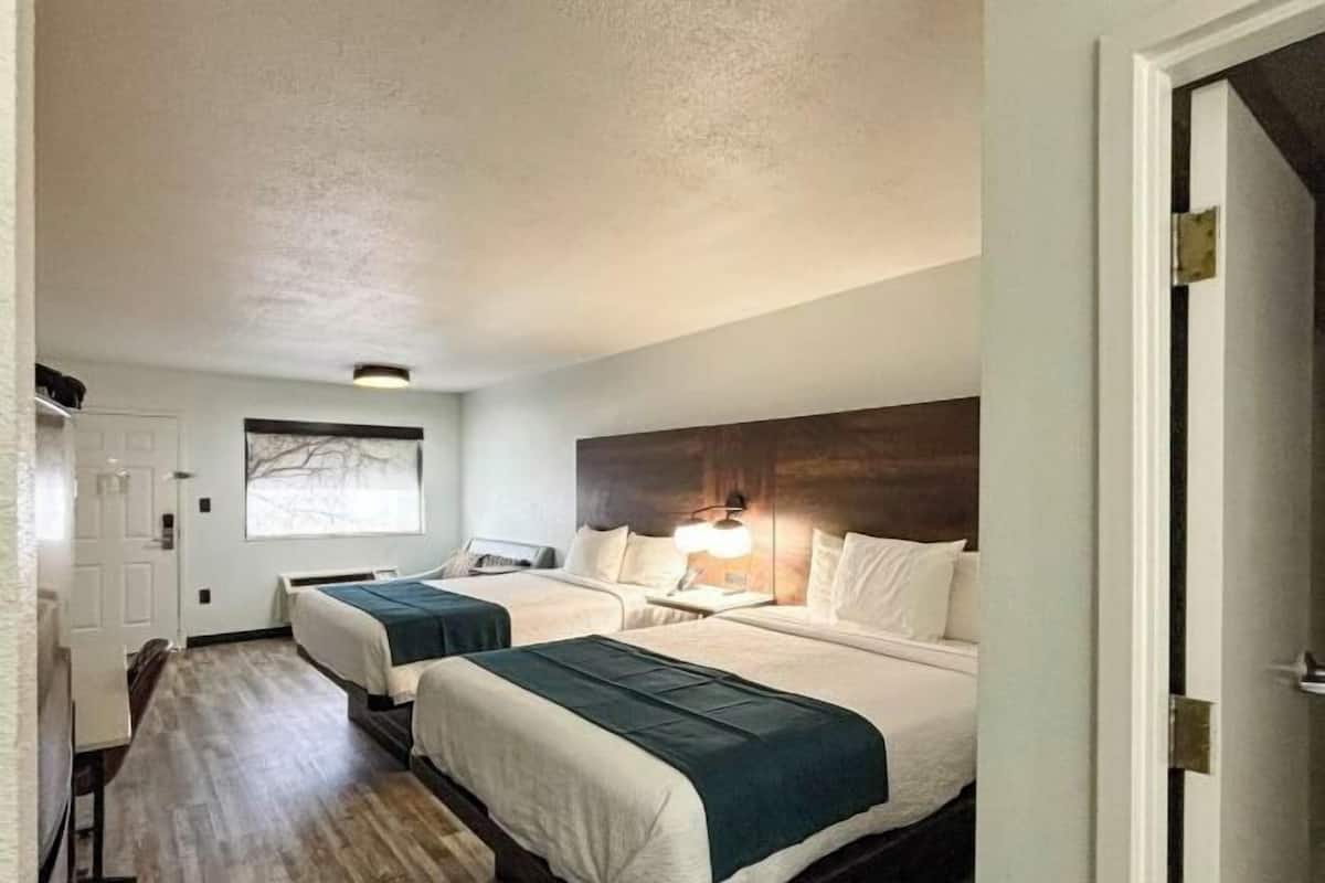 Cobrellits, matalassos amb encoixinament addicional i escriptori