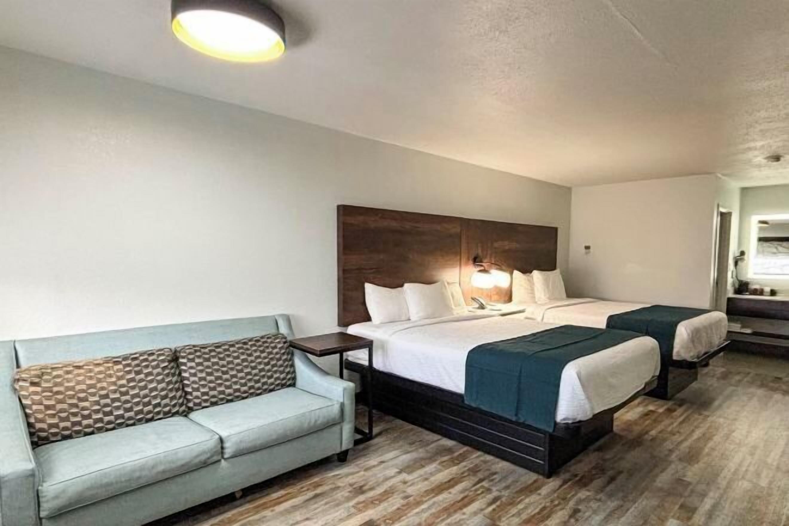 Cobrellits, matalassos amb encoixinament addicional i escriptori 