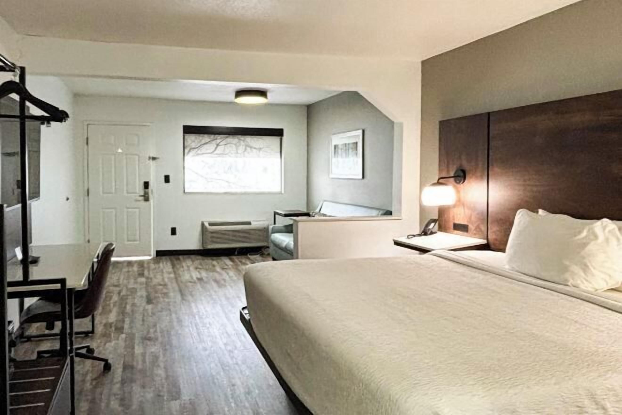 Cobrellits, matalassos amb encoixinament addicional i escriptori 