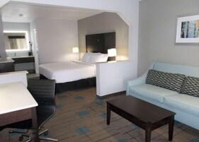 Cubrecamas, colchones con pillow-top y escritorio 