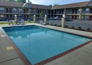 Seasonal outdoor pool, open 7:00 AM to 9:00 PM, pool loungers - Studio 6 Suites – Richland, MS / Jackson (Richland)