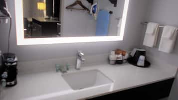 Combined shower/tub, free toiletries, hair dryer, towels