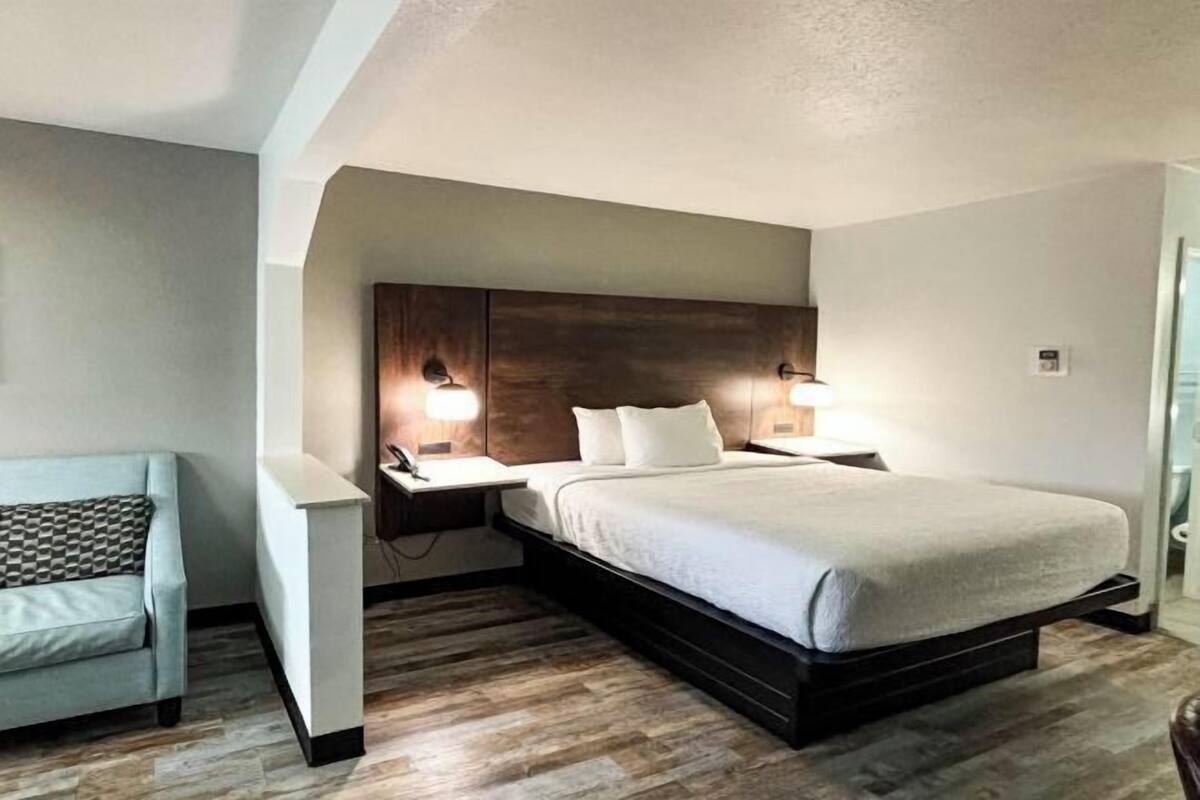 Cobrellits, matalassos amb encoixinament addicional i escriptori