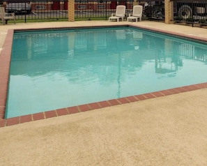 Kolam renang outdoor musiman, dengan kursi berjemur