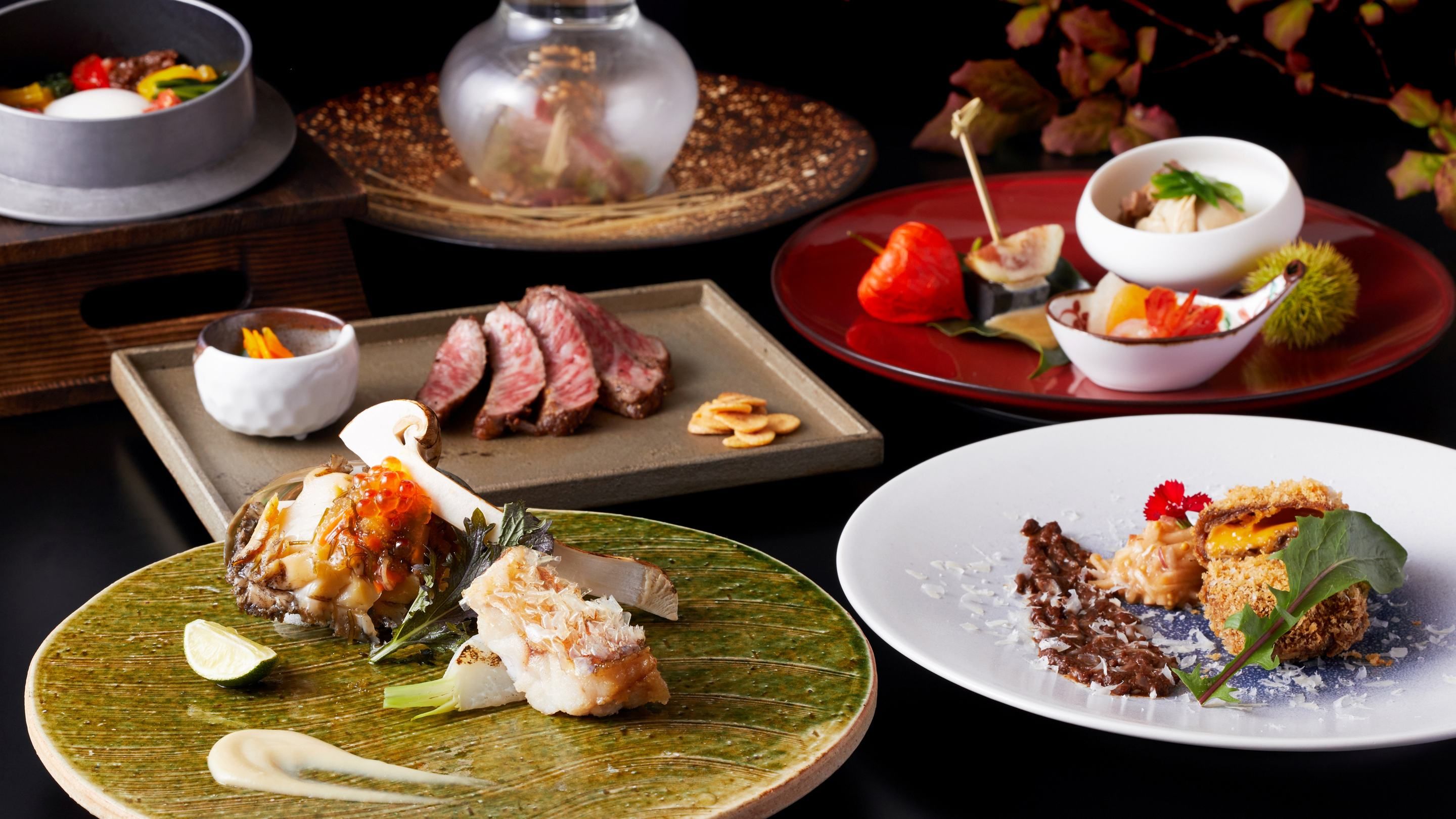 Une variété de plats présentés sur différentes assiettes, ce qui évoque un repas.