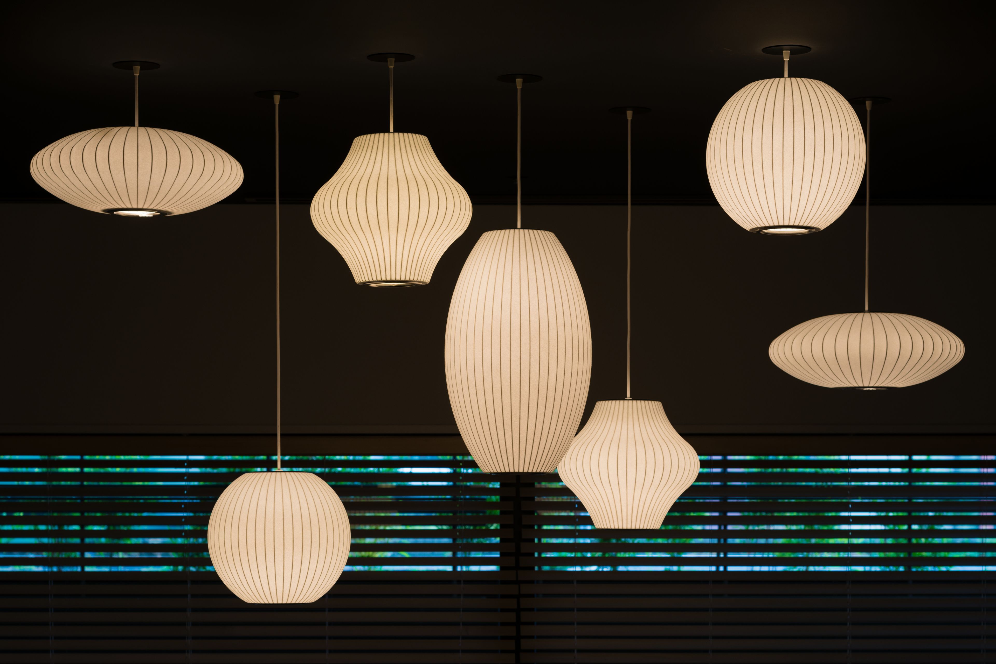 Une série de suspensions décoratives à motifs cannelés.