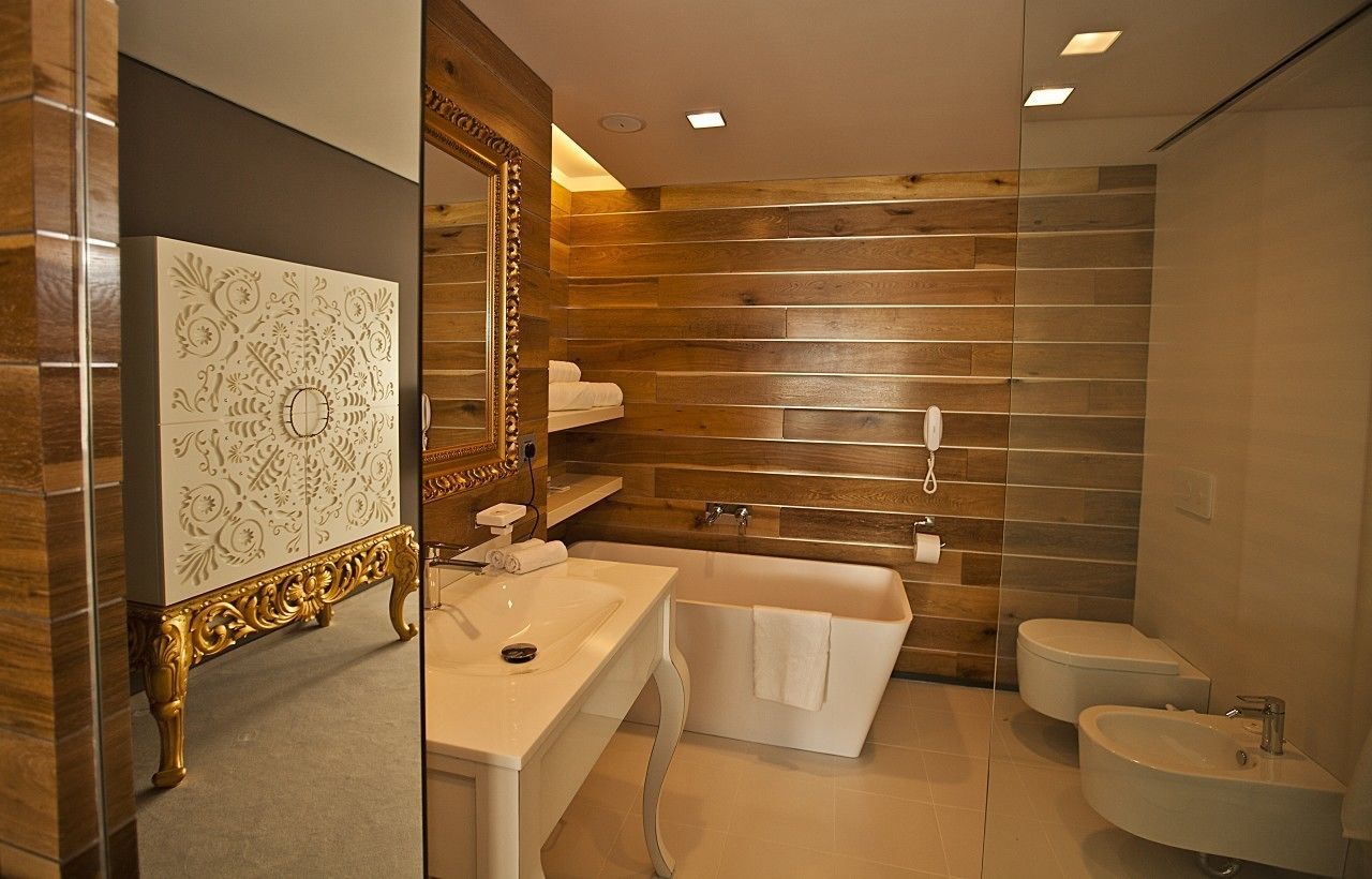 deluxe room, 1 bedroom | bathroom | separate bathtub and shower, deep-soaking bathtub, free toiletries