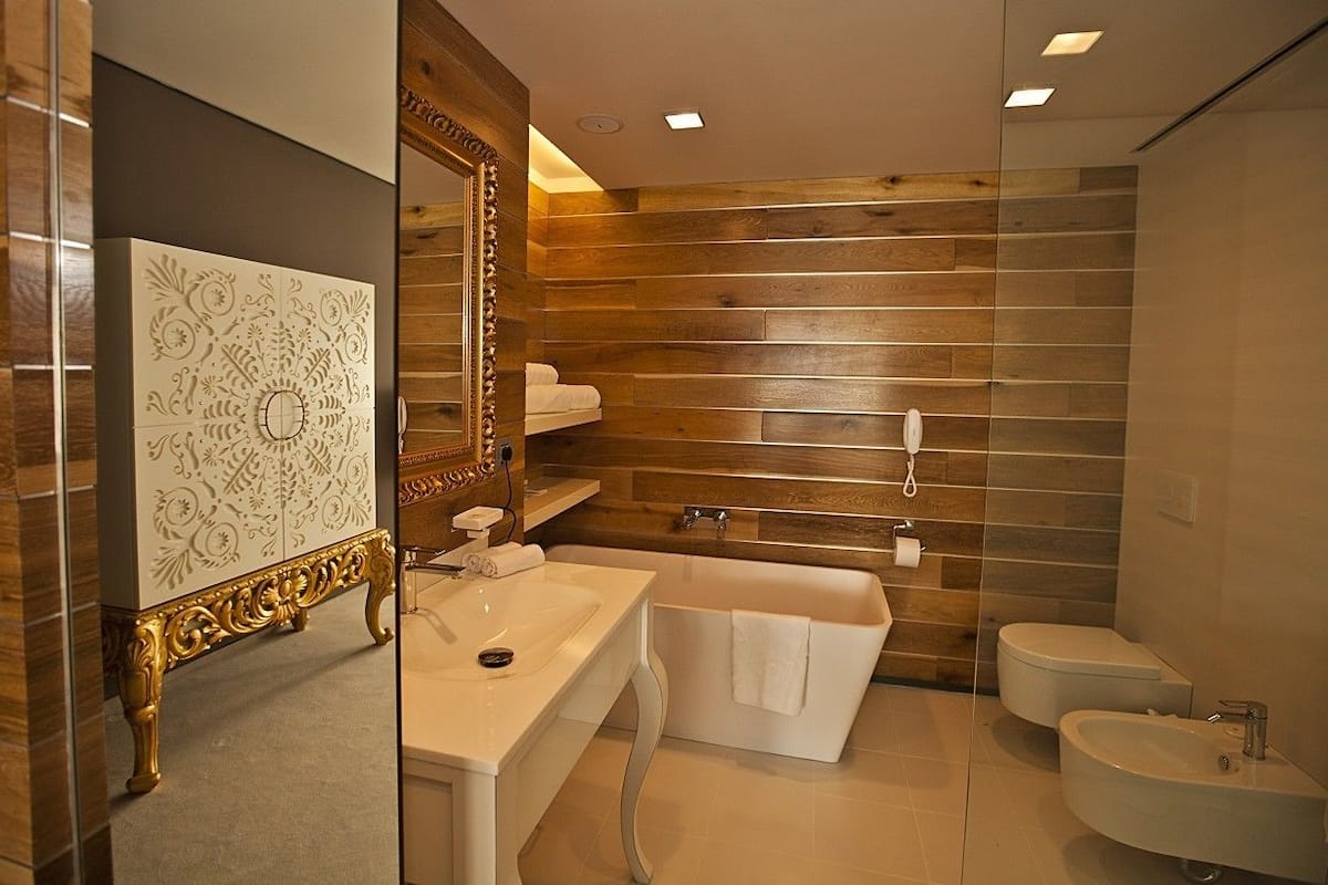 deluxe room, 1 bedroom | bathroom | separate bathtub and shower, deep-soaking bathtub, free toiletries