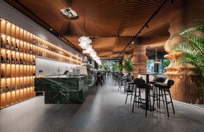 早餐，供應午餐和晚餐