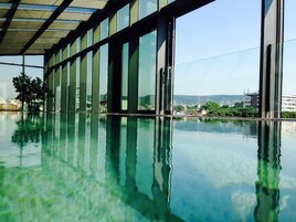 Una piscina cubierta, tumbonas