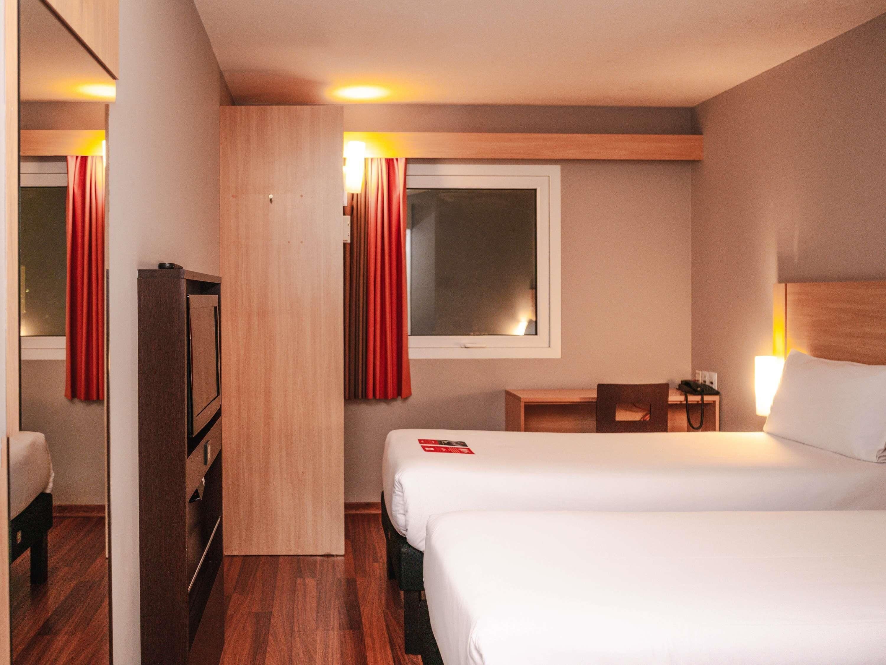 Standard Room, 2 Katil Bujang (Single) | Peti besi dalam bilik, meja, kalis bunyi, seterika/papan seterika 