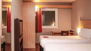 Standard Room, 2 Katil Bujang (Single) | Peti besi dalam bilik, meja, kalis bunyi, seterika/papan seterika