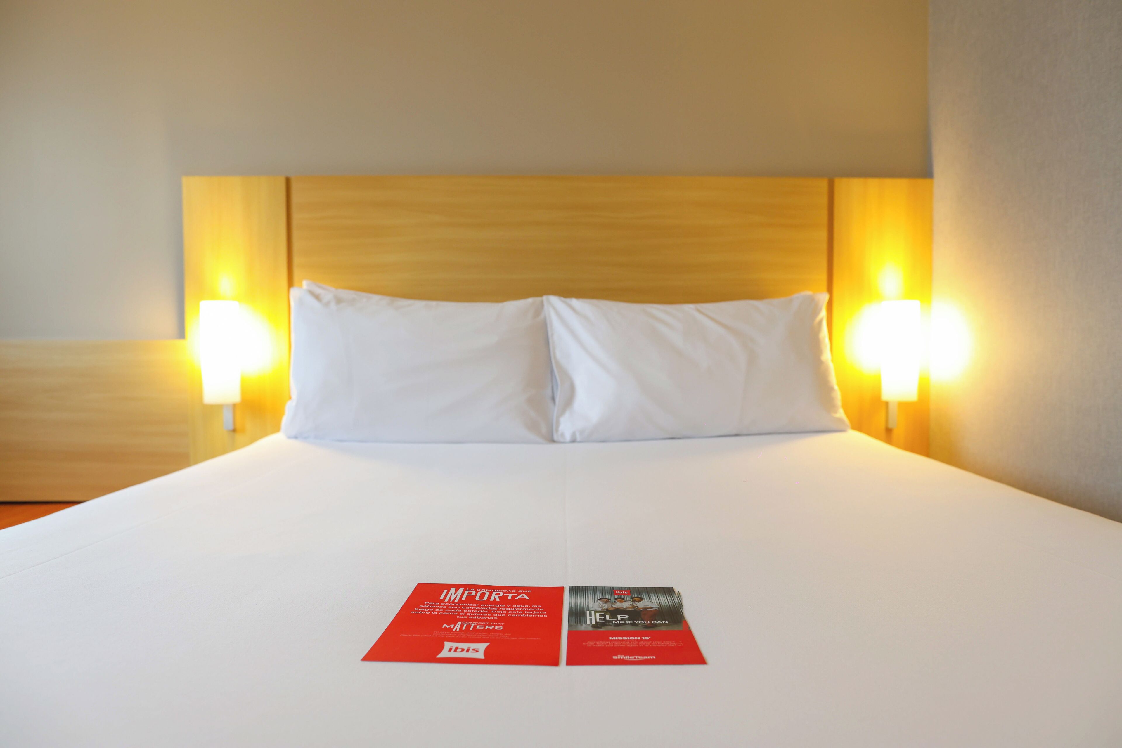 Caja de seguridad en la habitación, escritorio y insonorización 