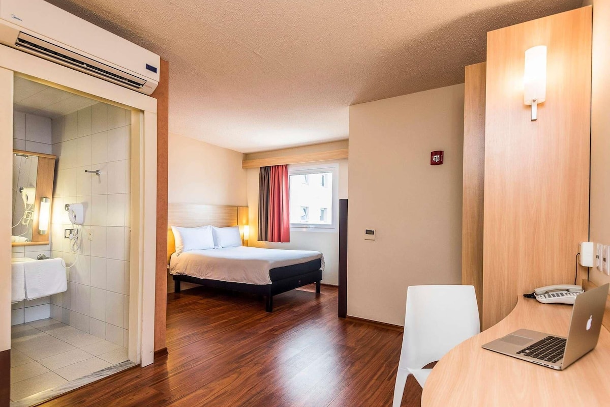 Standardzimmer, 1 Doppelbett, barrierefrei | Zimmersafe, Schreibtisch, schallisolierte Zimmer, Bügeleisen/Bügelbrett