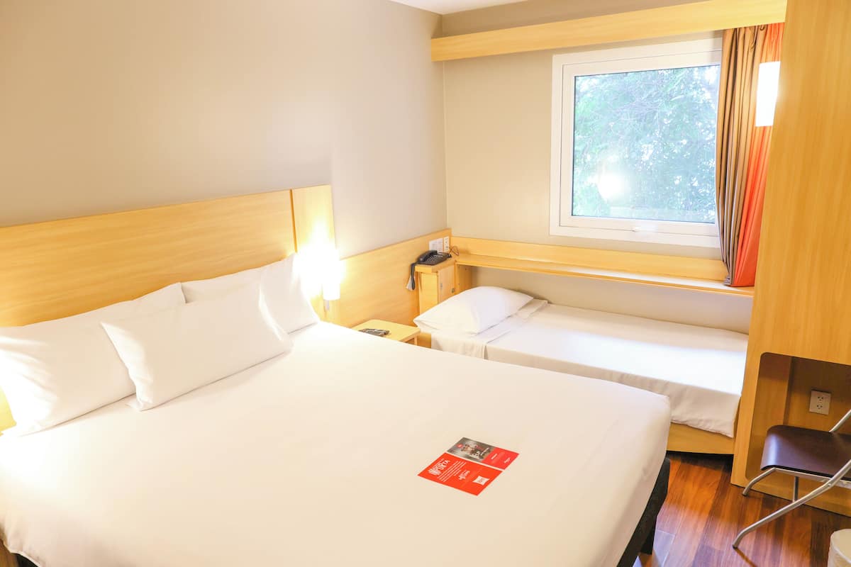 Habitación estándar, varias camas | Caja de seguridad en la habitación, escritorio y insonorización