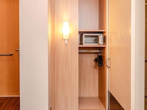 Phòng Tiêu chuẩn, 1 giường đôi, phù hợp cho người khuyết tật | Két bảo mật tại phòng, bàn, phòng cách âm, bàn ủi/dụng cụ ủi quần áo