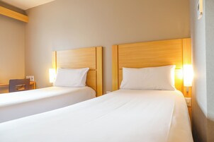 Caja de seguridad en la habitación y escritorio 