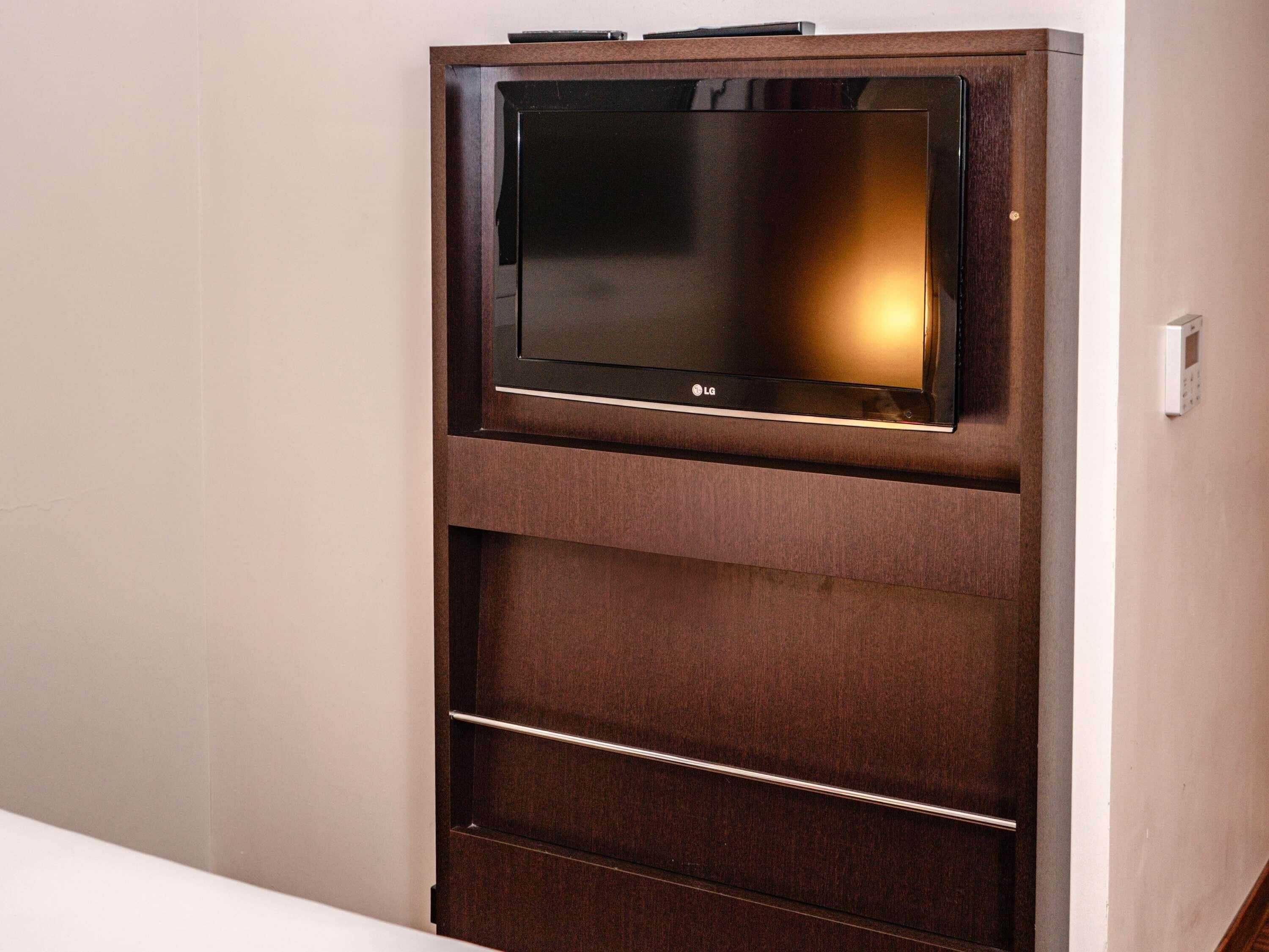 standard room, 1 double bed, accessible | in-room safe, desk, soundproofing, iron/ironing board