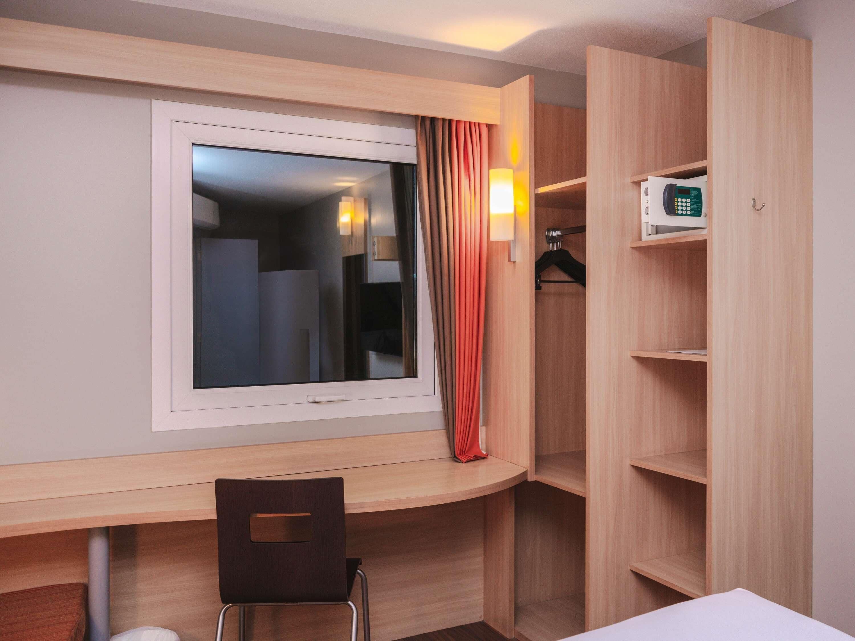 standard room, 1 double bed | in-room safe, desk, soundproofing, iron/ironing board