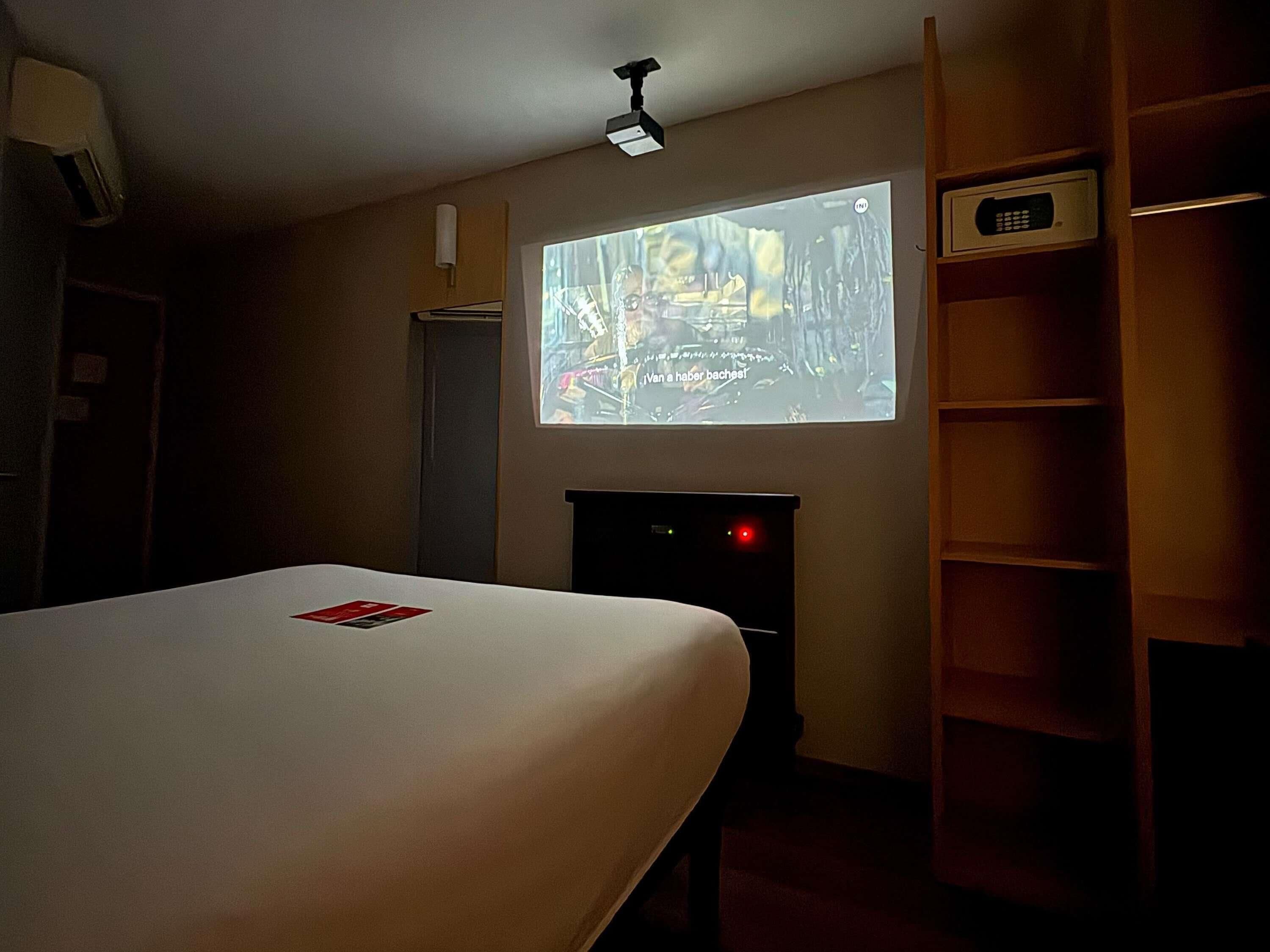 Chambre supérieure, 1 lit double (Plug & Play) | Coffre-fort, bureau, système d’insonorisation, fer et planche à repasser