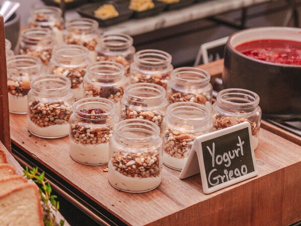 A display of yogurt granola in jars with a sign reading 'Yogurt Granola'. - ibis Larco Miraflores (Lima)