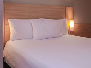 Standard Room, 1 Double Bed | In-room safe, desk, soundproofing, iron/ironing board